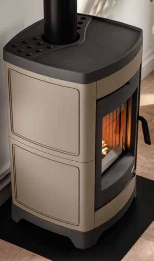 Palazzetti Charlotte Ceramica 10G Stufa Legna Aria Calda Convezione Naturale Riscaldamento Irraggiamento Potenza 10,4 Kw Rivestimento Colore Caffellatte Focolare Magnofix Basamento Ghisa Cassetto Cenere Estraibile Uscita Fumi Superiore 58x55 H95 cm