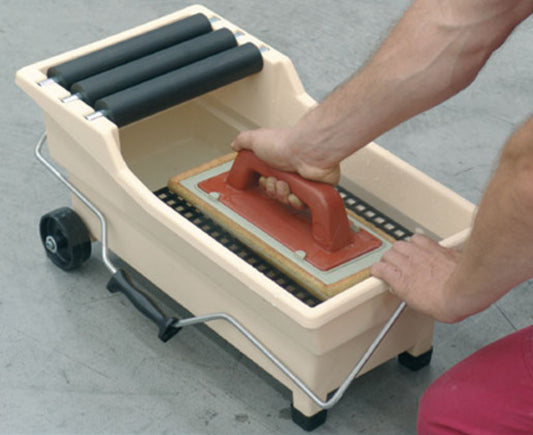 Raimondi Pulirapid 216 SWE Per Eliminare Pulire Residui Sigillanti di Pavimenti Rivestimenti Vasca Plastica 20 Litri Antiurto Tre Rulli Frattazzo Spugna “Sweepex” Con Impugnatura Griglia Manico in Acciaio Ruote Ø 80 mm 60x30 H30 cm
