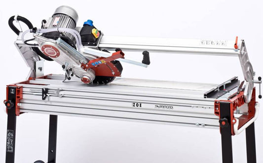 Raimondi Zoe 105 Advanced 420105A P Segatrice Motore Scorrevole Inclinabile Taglio 105cm Jolly Mattonelle Spessore 235 mm Disco Ø300mm Rinvio Cinghia Struttura Alluminio Vasca Polipropilene Raffreddamento Pompa Squadra Gambe Ruote Copridisco 145x70 H95 cm