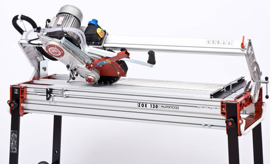 Raimondi Zoe 130 Advanced 420130A P Segatrice Motore Scorrevole Inclinabile Taglio 130cm Jolly Mattonelle Spessore 235 mm Disco Ø300mm Rinvio Cinghia Struttura Alluminio Vasca Polipropilene Raffreddamento Pompa Squadra Gambe Ruote Copridisco 170x70 H95 cm