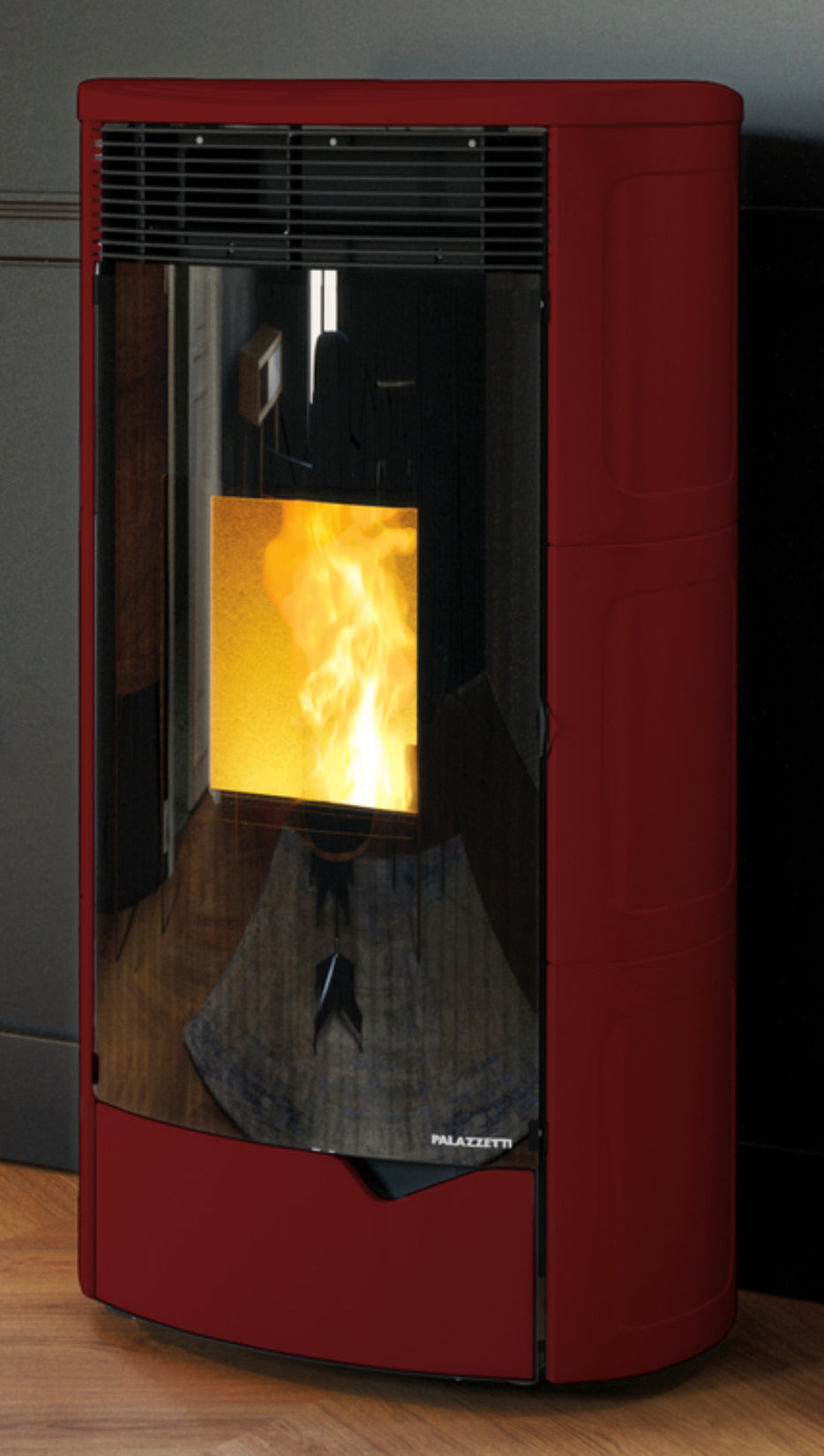 Palazzetti Nadine TC 9 Pro 2 Stufa Pellet Ermetica Aria Ventilata Canalizzata Regolabile Potenza 9,3 Kw 2 Ventilatori Indipendenti Ceramica Rosso Bordeaux Uscita Fumi Posteriore Doppia Porta Combustione Totale Pulizia Automatica Braciere L62xP59xH125 cm