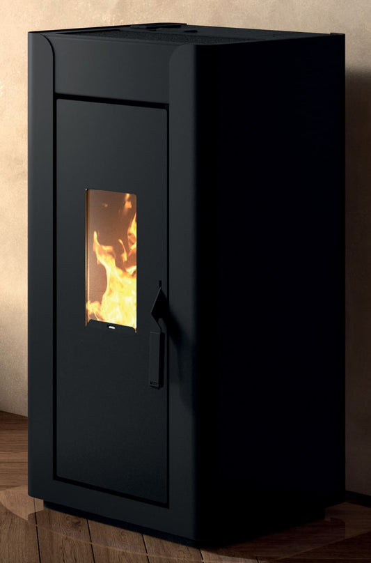 Royal Palazzetti Ilde Air 80 Rivestimento Acciaio Colore Nero Potenza 8,2 Kw Stufa Pellet Aria Calda Ventilata Maniglia Antiscottatura Uscita Fumi Posteriore Canalizza Aria Comburente Esterno Display Comandi Sfioro Programma Digitale Cassetto Estraibile
