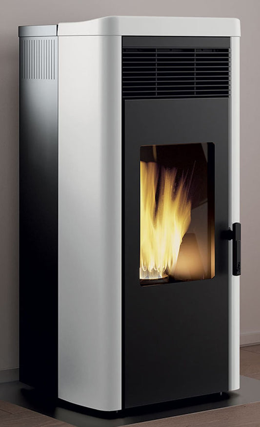 Royal Palazzetti Lea Air 120 Rivestimento Acciaio Top Ceramica Colore Bianco Potenza 11,8 Kw Stufa Pellet Aria Ventilata Canalizzabile Uscita Fumi Posteriore Canalizzazione Aria Comburente Esterno Display Sfioro Programma Orario Cassetto Braciere Ghisa