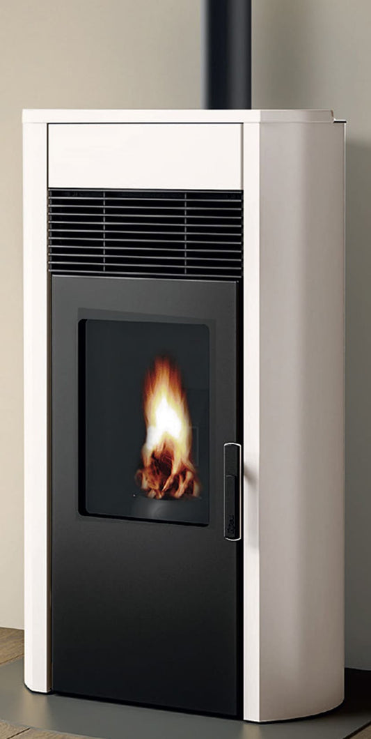 Royal Palazzetti Roberta Air 60 Us Rivestimento Acciaio Top Ceramica Colore Bianco Potenza 6 Kw Stufa Pellet Aria Ventilata Fianchi Arrotondati Uscita Fumi Superiore Canalizza Aria Comburente Esterno Display Sfioro Programma Fasce Orarie Cassetto Braciere