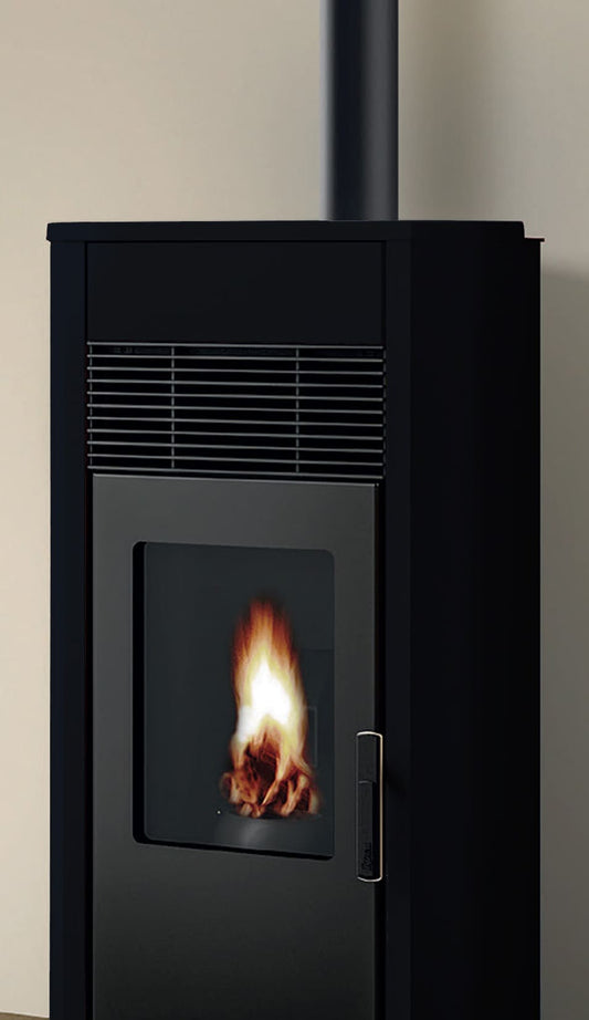 Royal Roberta Air 120 Us Stufa Pellet Aria Calda Ventilata Regolabile 12,3 Kw Acciaio Nero Forma Arrotondata Uscita Fumi Superiore Top Ceramica Display Digitale Comandi Sfioro Gestione Fasce Orarie Braciere Cassetto Pulizia Manutenzione Semplificata
