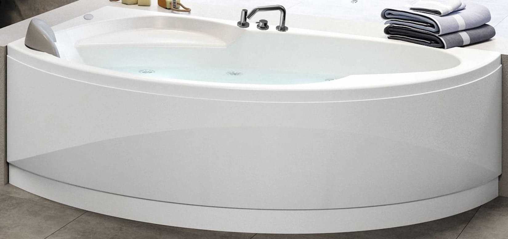 Novellini Vogue Vasca da Bagno Versione Hydro Con Disinfezione Misura 165X85 H55 cm Idro Whirlpool 7 Jets Forma Esterna Semicircolare Asimmetrica Interna Ovale Installazione Angolo Sinistra Pannello Rubinetteria Cuscino Materiale Acrilico Colore Bianco