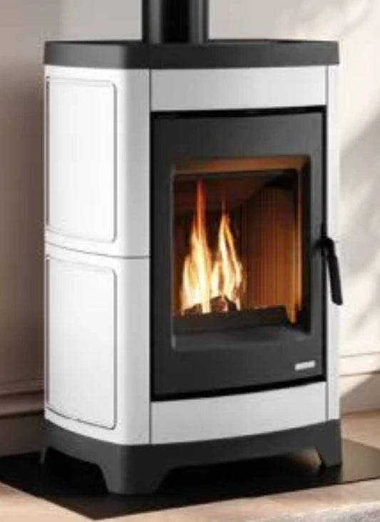 Palazzetti Charlotte Ceramica 10G Stufa Legna Aria Calda Convezione Naturale Riscaldamento Irraggiamento Potenza 10,4 Kw Rivestimento Colore Bianco Mat Focolare Magnofix Basamento Ghisa Cassetto Cenere Estraibile Uscita Fumi Superiore 58x55 H95 cm