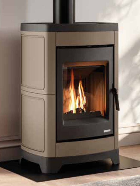 Palazzetti Charlotte Ceramica 10G Stufa Legna Aria Calda Convezione Naturale Riscaldamento Irraggiamento Potenza 10,4 Kw Rivestimento Colore Caffellatte Focolare Magnofix Basamento Ghisa Cassetto Cenere Estraibile Uscita Fumi Superiore 58x55 H95 cm