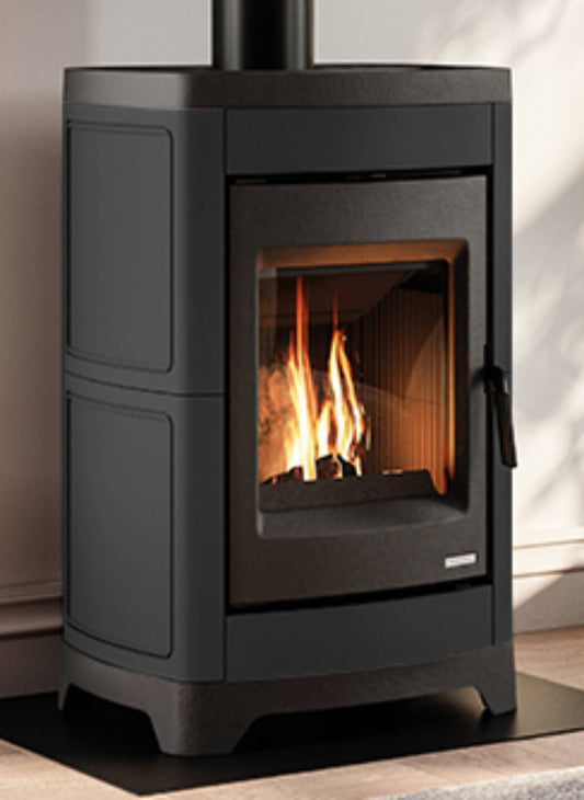 Palazzetti Charlotte Ceramica 10G Stufa Legna Aria Calda Convezione Naturale Riscaldamento Irraggiamento Potenza 10,4 Kw Rivestimento Colore Nero Focolare Refrattario Magnofix Basamento Ghisa Cassetto Cenere Estraibile Uscita Fumi Superiore 58x55 H95 cm