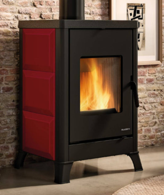 Palazzetti Dorotea Stufa Legna Aria Calda Convezione Naturale Riscaldamento Irraggiamento Potenza 10,4 Kw Rivestimento Ceramica Rosso Bordeaux Focolare Ghisa Deflettore Tagliafuoco Refrattario Cassetto Cenere Estraibile Uscita Fumi Superiore 57x54 H87 cm