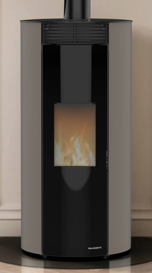 Palazzetti Emily TC 9 US Stufa Pellet Ermetica Aria Calda Ventilata Frontale Regolabile Potenza 9 Kw Rivestimento Acciaio Colore Tortora Forma Circolare Uscita Fumi Coassiale Superiore Combustione Totale Pulizia Automatica Braciere Cassetto L53xP53xH110cm