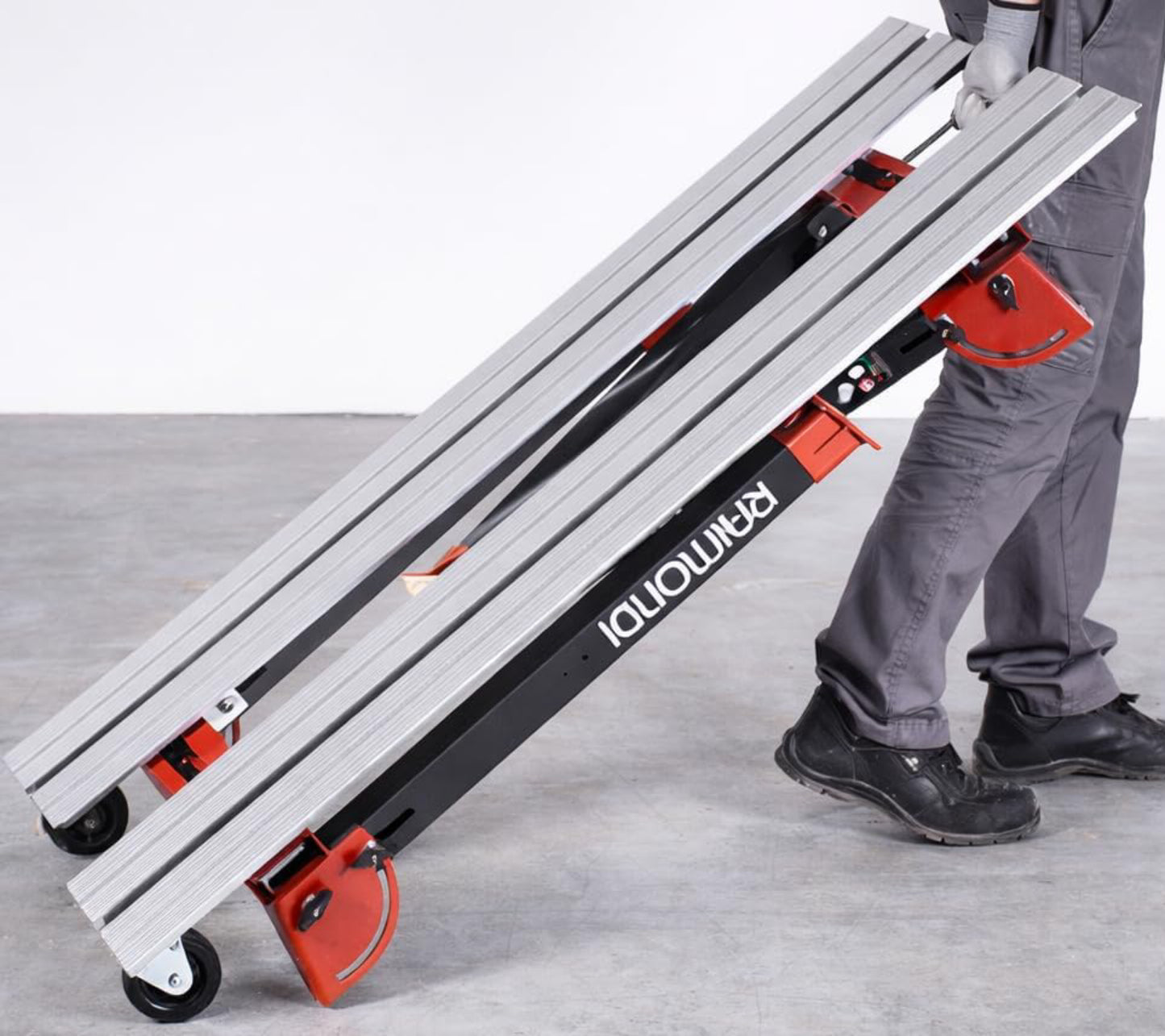 Raimondi BIGFOOT M 394MB00M01R Banco Di Lavoro Dotato di Gambe Pieghevoli Ruote Struttura Acciaio Profilati Alluminio Anodizzato Registrabili Robusto Stabile Dimensioni 135x63 cm Altezza Regolabile da 74 a 80 cm Portata Massima 60 Kg