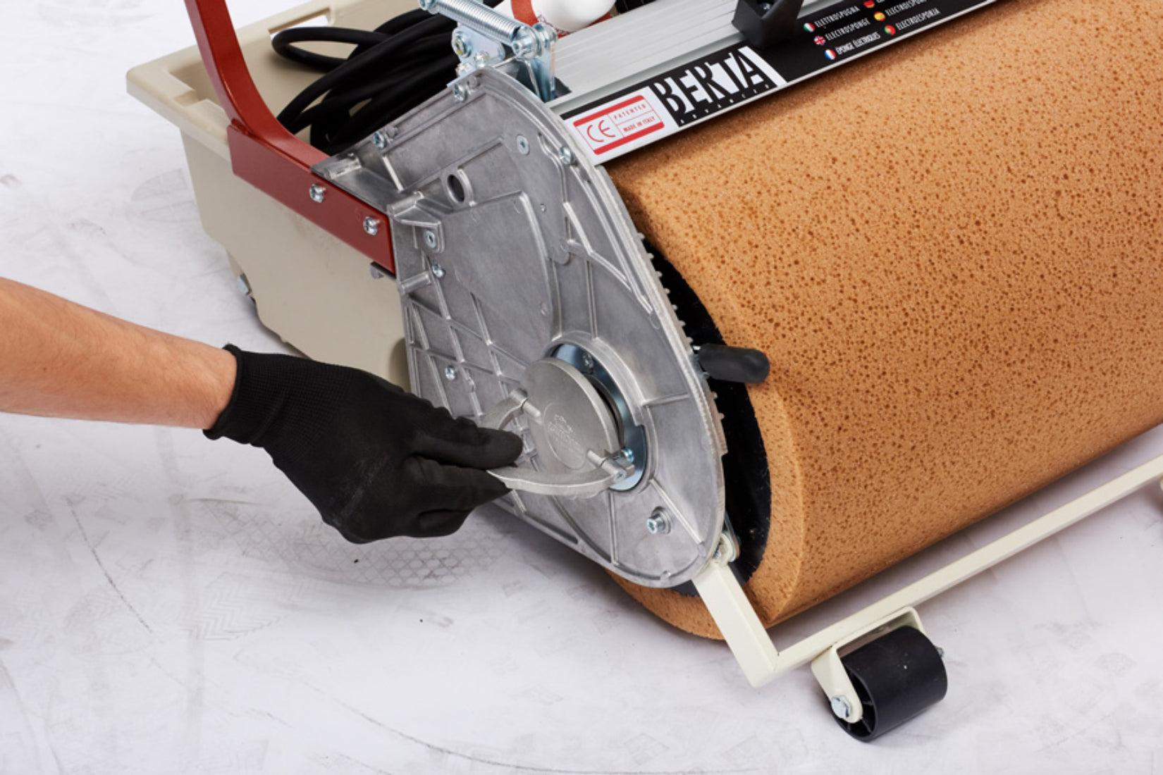 Raimondi Berta ADV 399 ADV Elettrospugna Pulizia Pavimenti Cotto Toscano Gres Porcellanato Bicottura Monocottura Marmo Klinker Porfido Pietre Naturali Altezza Barra Regolabile Leva Rullo Spugna Liquido Manico Alluminio Vasca Plastica Ruote 65x55 H50 cm