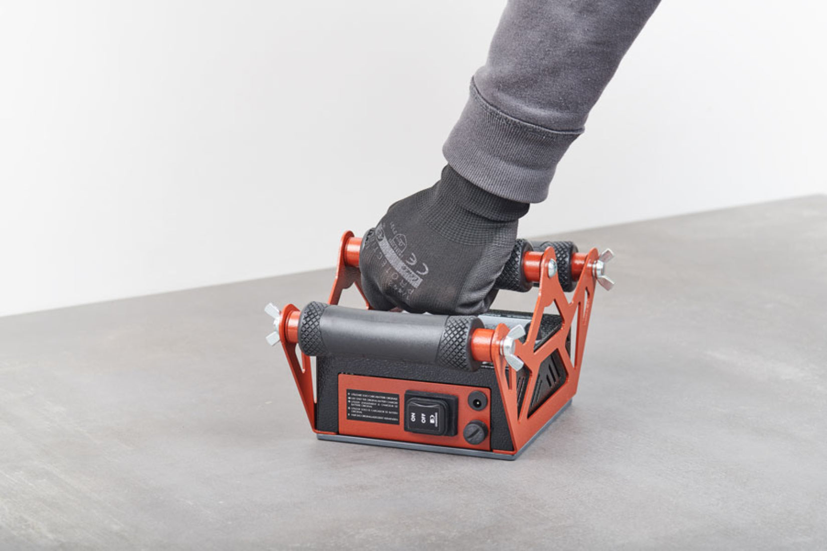 Raimondi E-FOX 321BATPRR Battipiastrelle Vibralastre Professionale a Batteria Per Alta Frequenza Vibrazione Grandi Piastrelle Espelle Aria Pavimento Rivestimento Parete Area Vibrante Piatto 21x41 cm PVC 3 Impugnature Sacca Protettiva Caricabatterie