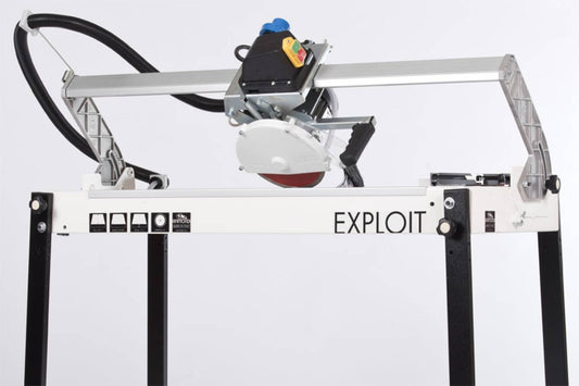 Raimondi Exploit 70 393N 070US Segatrice Motore Scorrevole Inclinabile Taglio 70 cm Jolly Mattonelle Spessore 45 mm Disco Ø 200 Troncatrice Raffreddamento Pompa Barra Scorrimento Piani Lavoro Telaio Squadra Ricalibrabile Gambe Ripiegabili 100x56 H50 cm