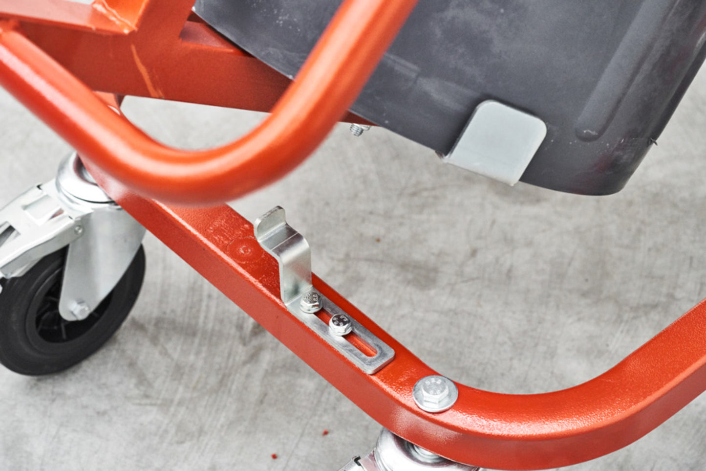 Raimondi Fluid Mix Special 238 UN Minibetoniera Con Frullatore Per Miscelare Impasti Fluidi Autolivellanti Premiscelati Sigillanti Base Cementizia Vernici Struttura Acciaio Coperchio Gambe 4 Ruote Gomma Piroettanti Secchio 75 Lt Inclinabile 61x66 H95 cm