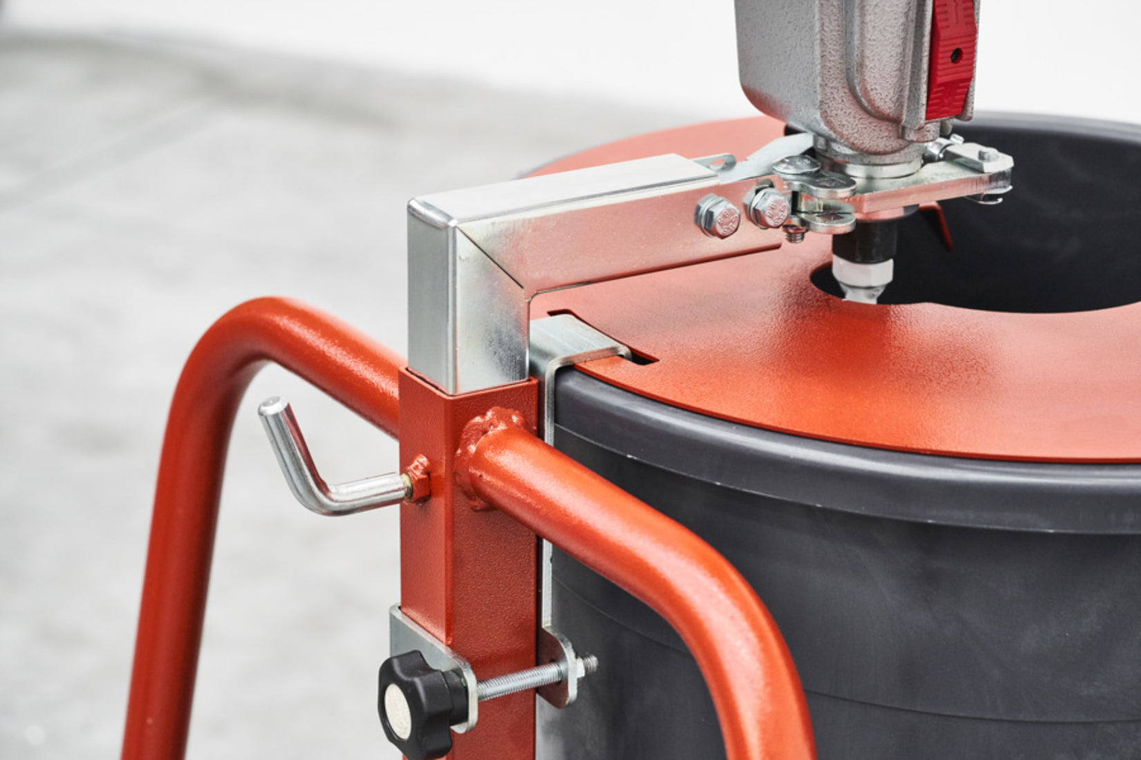 Raimondi Fluid Mix Special 238 UN Minibetoniera Con Frullatore Per Miscelare Impasti Fluidi Autolivellanti Premiscelati Sigillanti Base Cementizia Vernici Struttura Acciaio Coperchio Gambe 4 Ruote Gomma Piroettanti Secchio 75 Lt Inclinabile 61x66 H95 cm