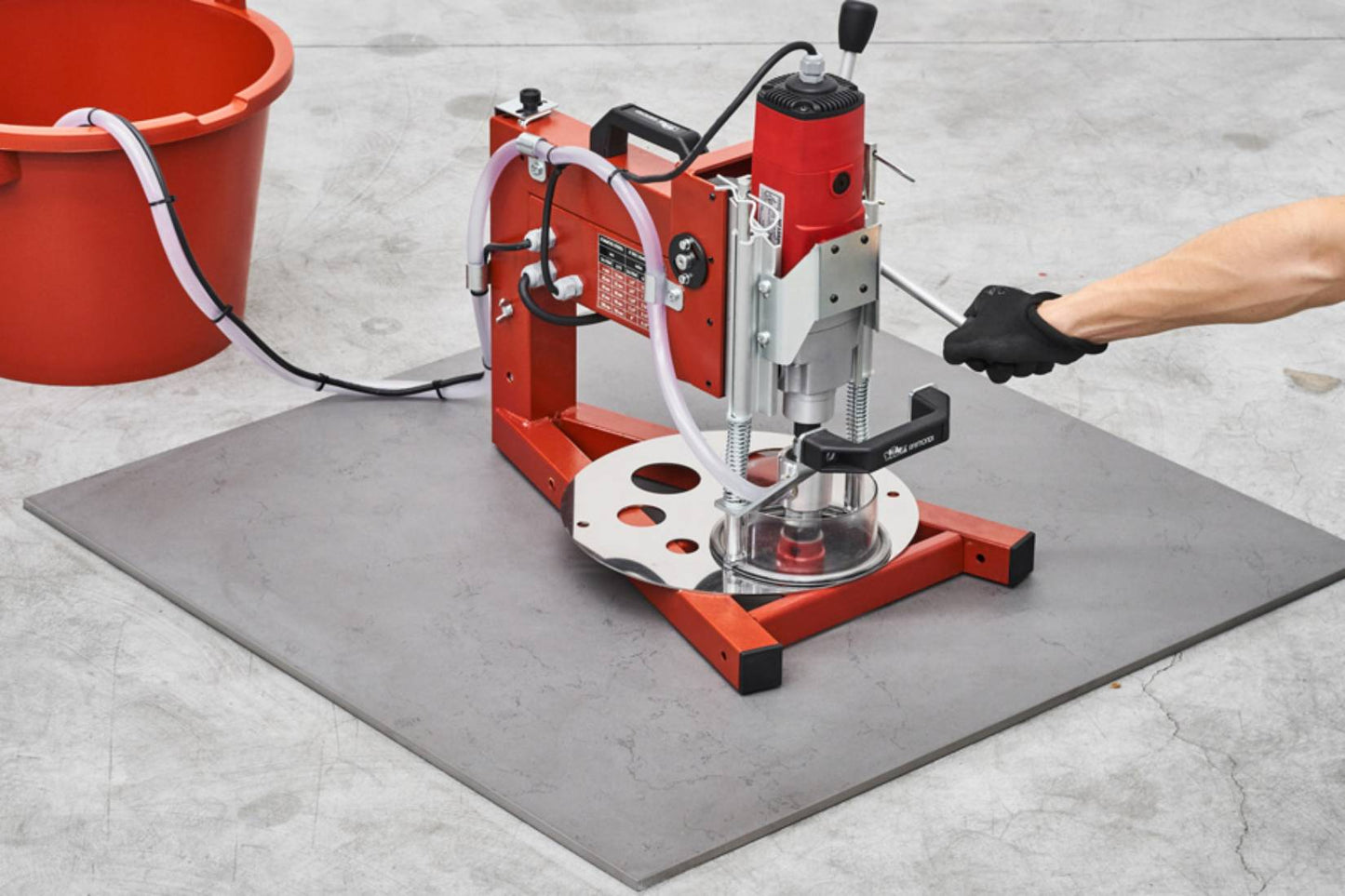 Raimondi Foraspeed 205F EU Foratrice Per Forare Piastrelle in Gres Porcellanato Marmo Granito Monocottura Bicottura Vetro Fori Mattonelle Spessore Max 30 mm Per Foretto Ø da 4 a 120 mm Raffreddamento Pompa Controforetto Rotante Misura 65x43 H48 cm