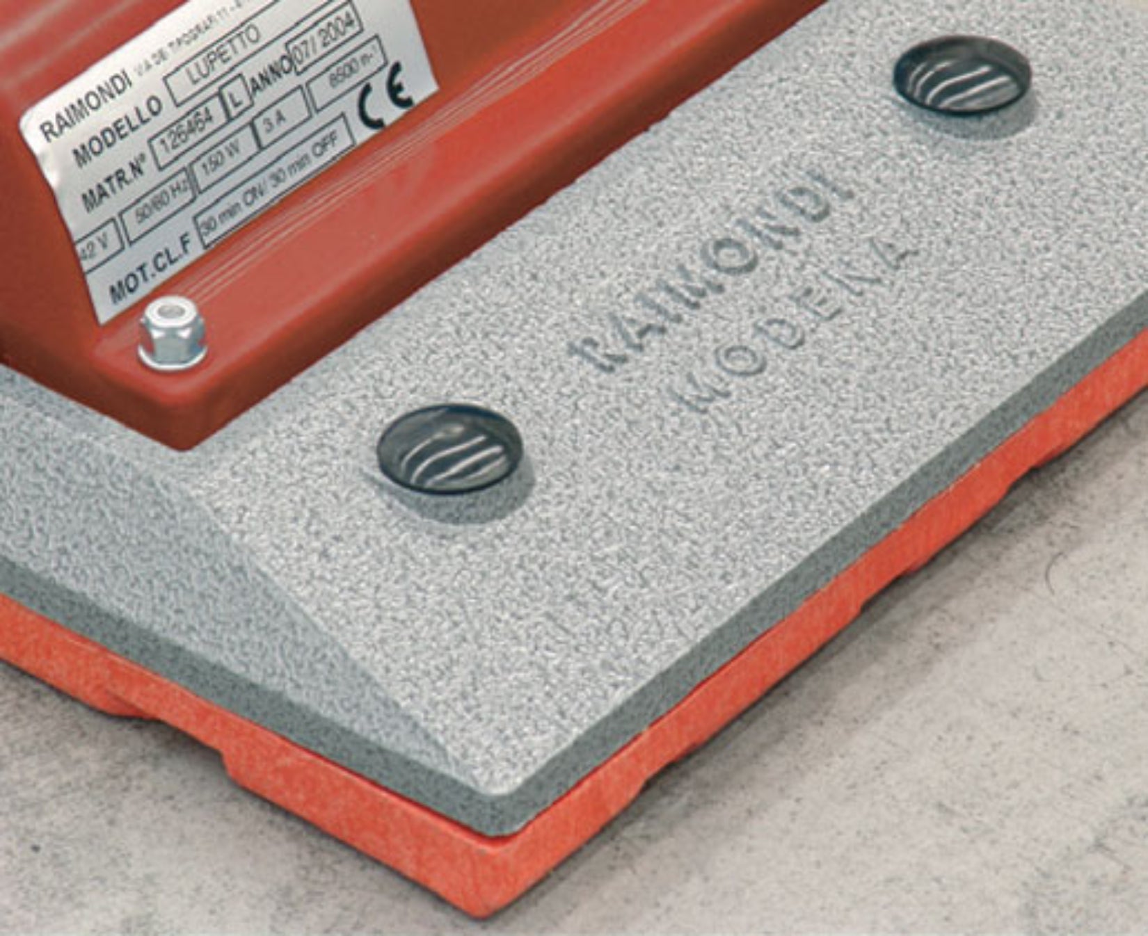 Raimondi Lupetto 116CC EU Battipiastrelle Per Vibrazione Piastrelle Durante Posa Malta Alte Frequenze Garantisce Perfetto Livellamento Mattonelle Impugnatura Ergonomica 2 Velocità Trasformatore Piatto Materiale Plastico Rettangolare Intercambiabile
