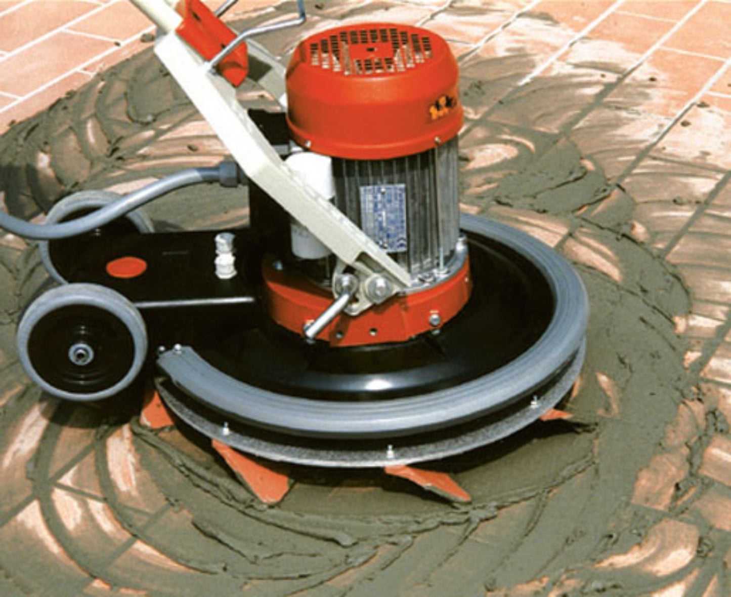 Raimondi Maxititina 219 Monospazzola Stuccatura Pavimenti Fugati Lisciatura Massetti Levigare Carteggiare Superfici Lavaggio Trattamento Cotto Toscano Manico Telescopico Inclinazione Regolabile Utensili Innesto Rapido 2 Velocità Rotazione 50x60 H80 cm