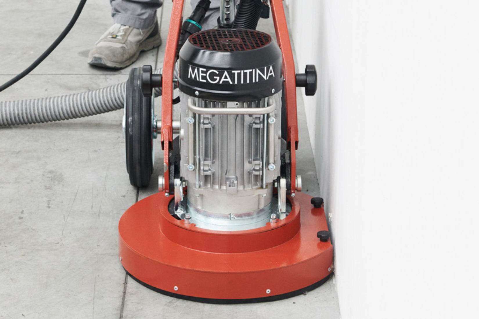 Raimondi Megatitina 334 HT400V Monospazzola Fresatrice Monodisco Graffiare Spianare Levigare Superfici Irregolari Porcellanato Marmo Resina Cemento Motore Basculante 400 V Trifase Dischi Porta Utensili Ø 380 mm e Ø 280 mm Ruote 2 Zavorre 63x150 H90 cm