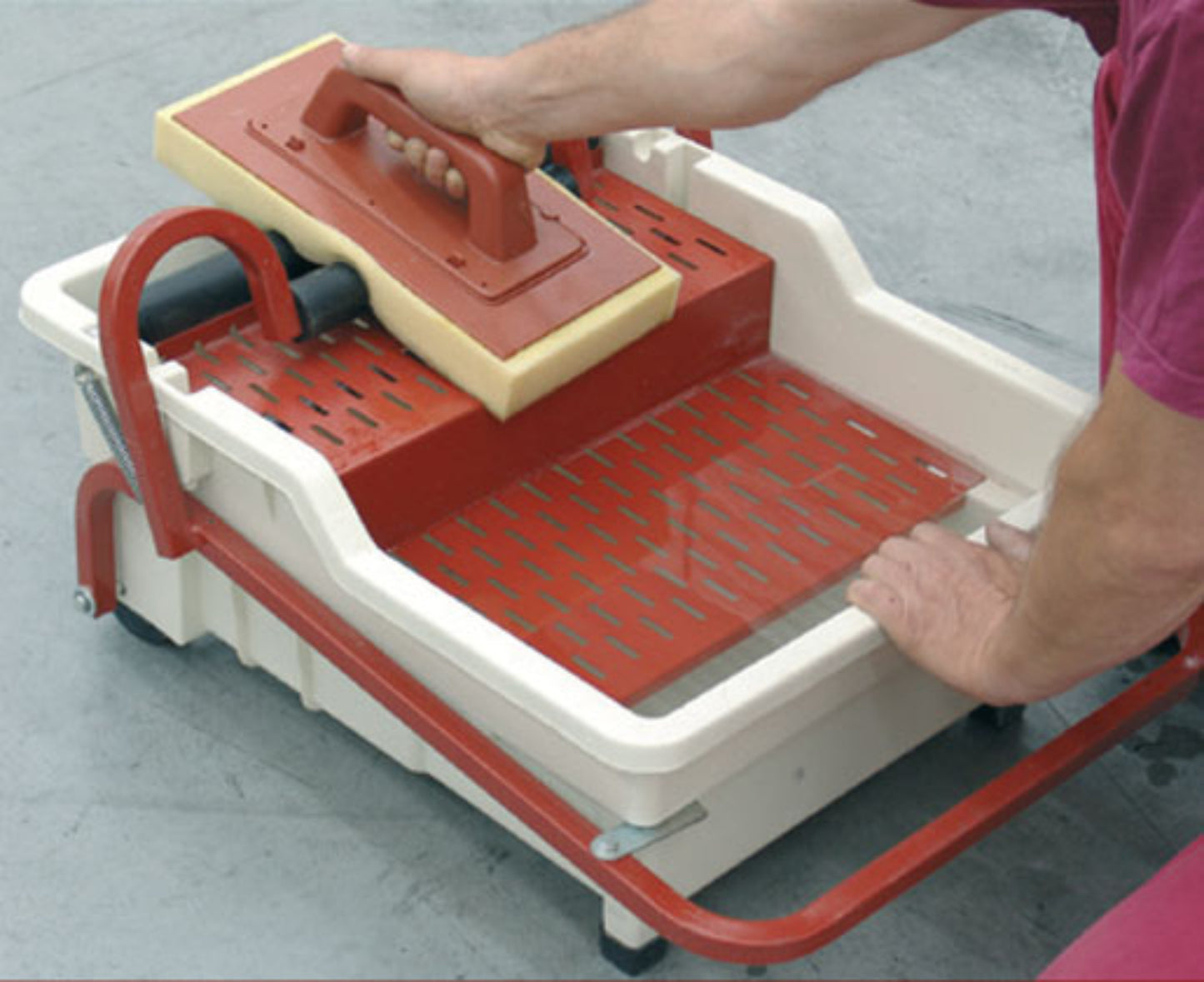 Raimondi Pedalò 356 NSWEE Per Eliminare Pulire Residui Sigillanti di Pavimenti Rivestimenti Frattazzo Spugna Sweepex Impugnatura Manico Alluminio Pedale Spremitura Vasca 40 Litri Griglia Ruote Diametro Ø 100 mm 69x54 H38 cm