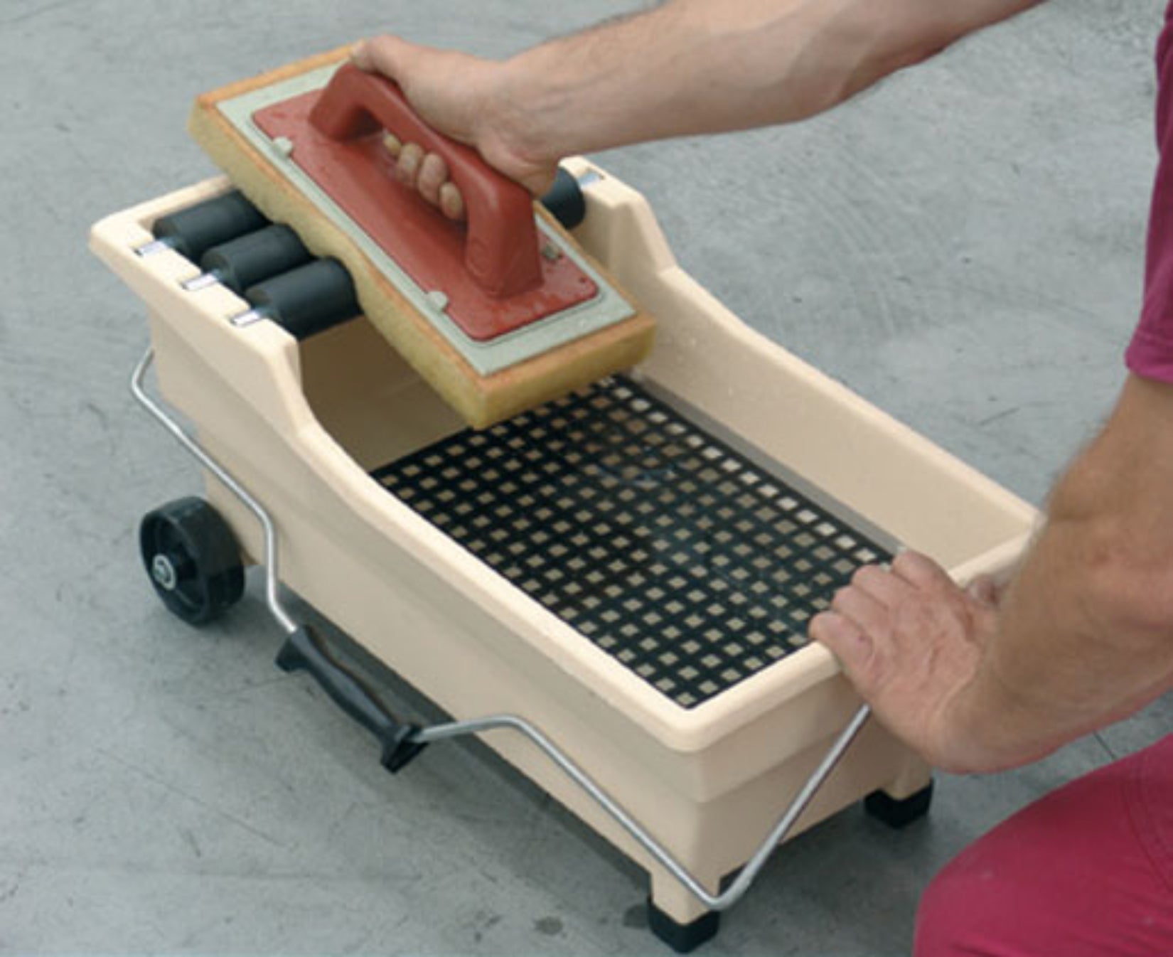 Raimondi Pulirapid 216 SWE Per Eliminare Pulire Residui Sigillanti di Pavimenti Rivestimenti Vasca Plastica 20 Litri Antiurto Tre Rulli Frattazzo Spugna “Sweepex” Con Impugnatura Griglia Manico in Acciaio Ruote Ø 80 mm 60x30 H30 cm