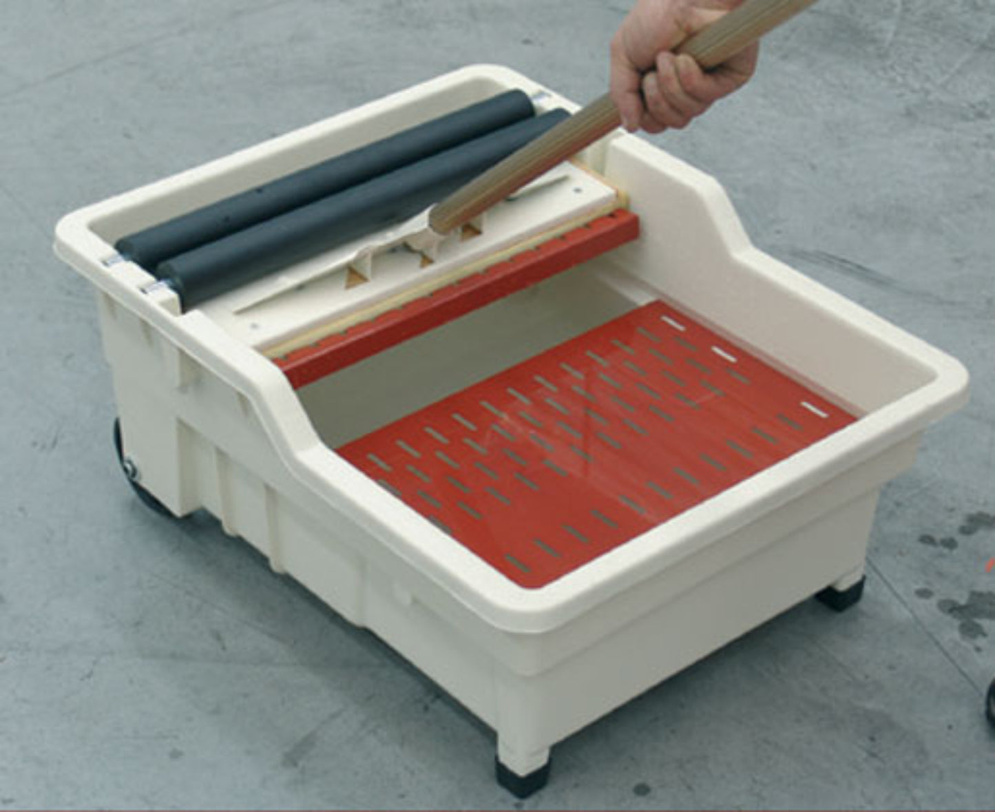 Raimondi Rambo 355 NSWE E Per Eliminare Pulire Residui Sigillanti di Pavimenti Rivestimenti Frattazzo Spugna Sweepex Impugnatura Manico Alluminio Scomponibile Vasca 40 Litri Griglia Ruote Diametro Ø 100 mm 60x50 H30 cm