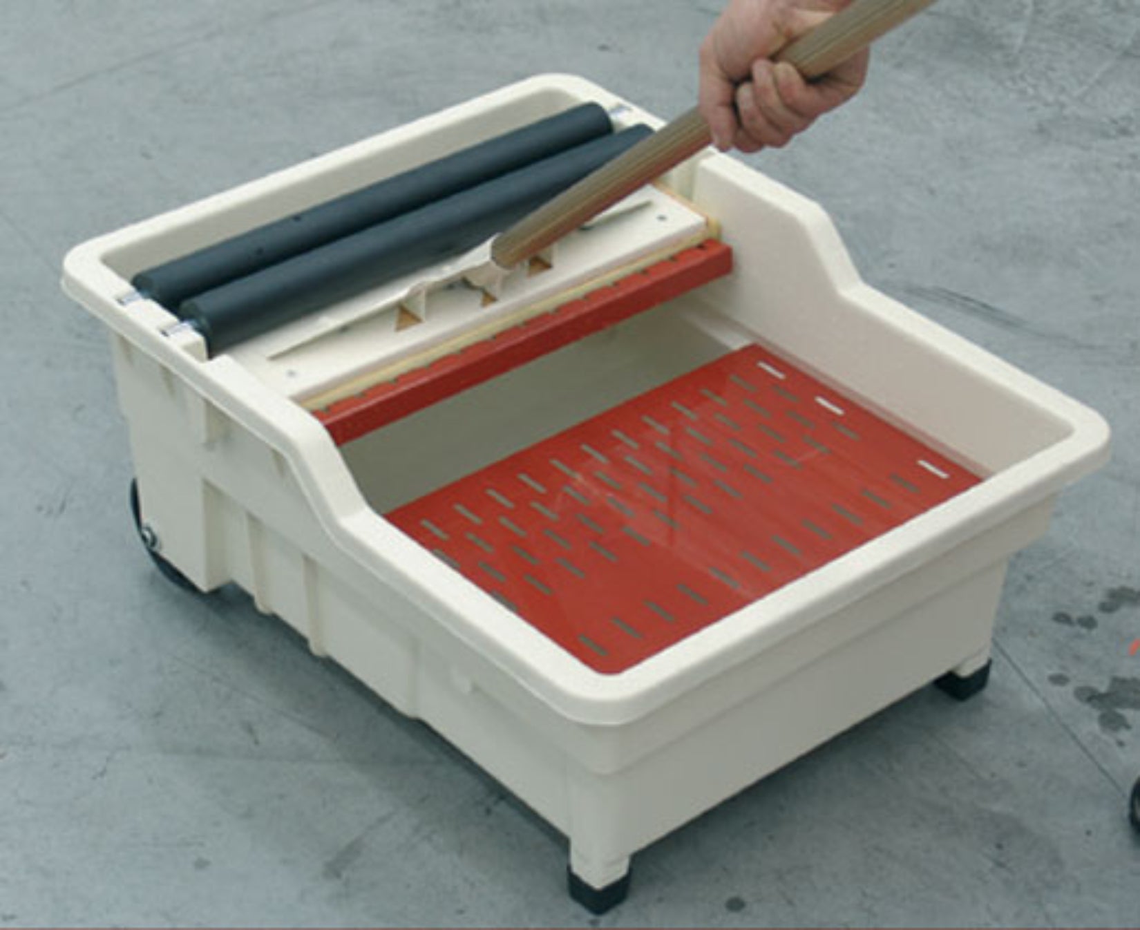 Raimondi Rambo 355 NSWE E Per Eliminare Pulire Residui Sigillanti di Pavimenti Rivestimenti Frattazzo Spugna Sweepex Impugnatura Manico Alluminio Scomponibile Vasca 40 Litri Griglia Ruote Diametro Ø 100 mm 60x50 H30 cm