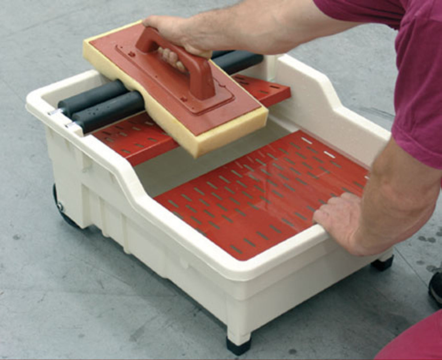 Raimondi Rambo 355 NSWE E Per Eliminare Pulire Residui Sigillanti di Pavimenti Rivestimenti Frattazzo Spugna Sweepex Impugnatura Manico Alluminio Scomponibile Vasca 40 Litri Griglia Ruote Diametro Ø 100 mm 60x50 H30 cm