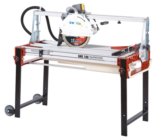 Raimondi SMS 100 223MS100EUP Segatrice Motore Scorrevole Inclinabile Taglio 100 cm Jolly Mattonelle Spessore 135 mm Disco Ø 300 mm Troncatrice Raffreddamento Pompa Copridisco Struttura Alluminio Squadra Vasca Gambe Telescopiche Ruote 147x70 h85 cm