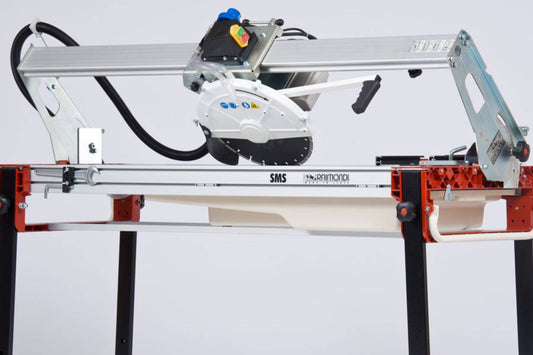 Raimondi SMS 150 223MS150EUP Segatrice Motore Scorrevole Inclinabile Taglio 150 cm Jolly Mattonelle Marmo Spessore 135 mm Disco Ø 300 mm Troncatrice Raffreddamento Pompa Copridisco Struttura Alluminio Squadra Vasca Gambe Telescopiche Ruote 200x70 h85 cm