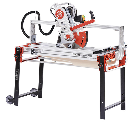 Raimondi Zoe 105 Advanced 420105A P Segatrice Motore Scorrevole Inclinabile Taglio 105cm Jolly Mattonelle Spessore 235 mm Disco Ø300mm Rinvio Cinghia Struttura Alluminio Vasca Polipropilene Raffreddamento Pompa Squadra Gambe Ruote Copridisco 145x70 H95 cm