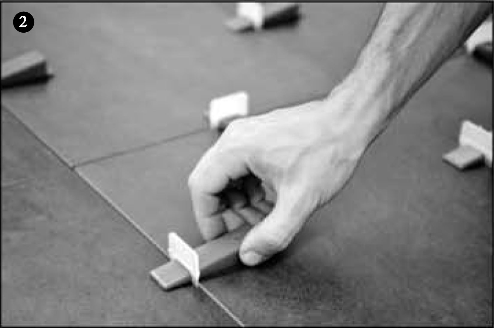 1 Confezione da 2200 Basi Raimondi Per Fuga da 1,5 mm e Spessore Piastrelle da 3 a 12 mm + 1 Confezione da 2200 basi Raimondi Per Fuga 3 mm Spessore Mattonella da 3 a 12 mm + 1 Secchio con 500 Cunei