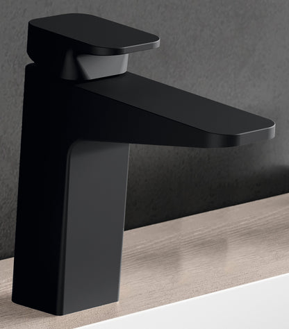 Novellini Serie D Miscelatore Monocomando Per Lavabo Versione Bassa Appoggio 1 Leva Monoforo Miscelazione Meccanica Stile Moderno Altezza 150 mm Lunghezza 166 mm Compreso di Piletta di Scarico Standard Materiale Ottone Finitura Nero Opaco