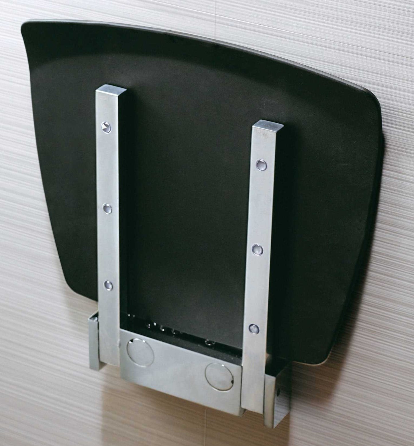 Novellini Sedile Reclinabile Portata Massima 100kg Parete Nero RAL 7021 Solida Struttura Metallo Cromato Acciaio Inossidabile Meccanismo Rotazione Seduta Ergonomica Confortevole Superfice Antiscivolo 37x38 Altezza 7 cm