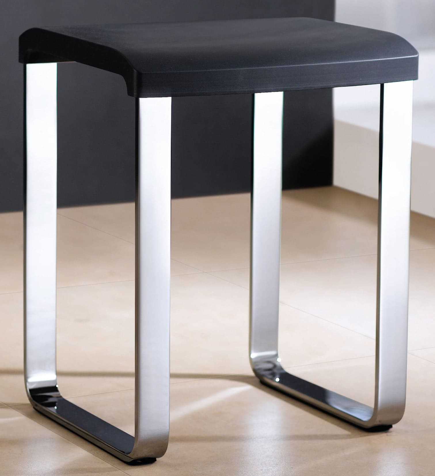 Novellini Sgabello Nero RAL 7021 Telaio Alluminio Anodizzato Portata Massima 100 kg Gambe Solide Metallo Silver Piedini Antiscivolo Seduta Ergonomica Confortevole Superficie Elegante Misura 37x37 Altezza 48 cm