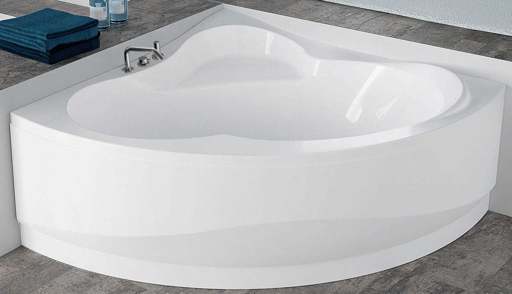 Novellini Una Vasca da Bagno Versione Standard Con Telaio Misura 135x135 H55 cm Forma Esterna Tonda Curva Semicircolare Simmetrica Interna Ovale Installazione Angolare Reversibile Pannello Frontale Colonna Rubinetto Materiale Acrilico Colore Bianco Lucido