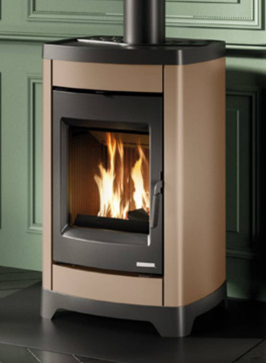 Palazzetti Charlotte 10G Stufa Legna Aria Calda Convezione Naturale Riscaldamento Irraggiamento Potenza 10,4 Kw Rivestimento Acciaio Colore Caffellatte Focolare Magnofix Basamento Ghisa Cassetto Cenere Estraibile Uscita Fumi Superiore L58xP55xH95 cm