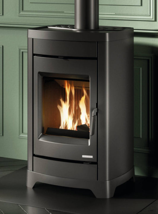 Palazzetti Charlotte 10G Stufa Legna Aria Calda Convezione Naturale Riscaldamento Irraggiamento Potenza 10,4 Kw Rivestimento Acciaio Colore Nero Focolare Magnofix Top Basamento Ghisa Cassetto Cenere Estraibile Uscita Fumi Superiore L58xP55xH95 cm