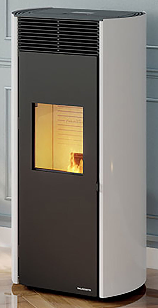 Palazzetti Clelia 13 Stufa Pellet Ermetica Aria Calda Ventilata Frontale Regolabile Potenza 13,2 Kw Rivestimento Acciaio Stondato Bianco Uscita Fumi Posteriore Vetro Ceramico Sistema Autopulizia Pannello Digitale Controllo Sfioro Braciere Ghisa Cassetto