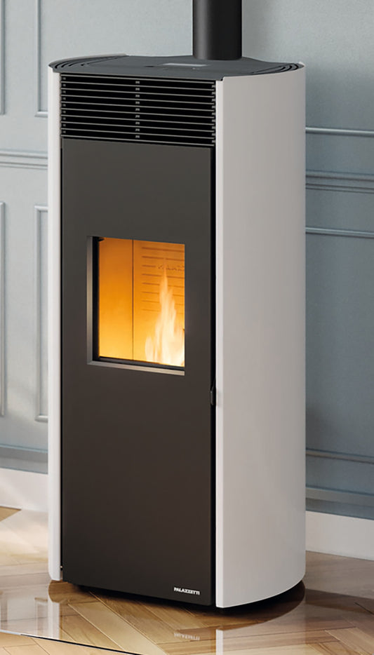 Palazzetti Clelia TC 12 US Stufa Pellet Ermetica Aria Calda Ventilata Frontale Regolabile Potenza 12Kw Rivestimento Acciaio Colore Bianco Forma Circolare Uscita Fumi Coassiale Superiore Combustione Totale Pulizia Automatica Braciere L59xP60xH122 cm