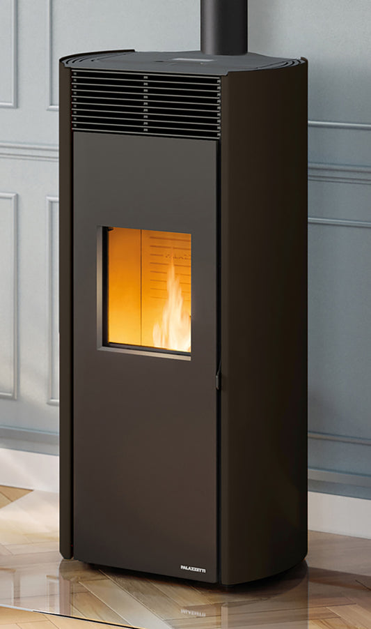 Palazzetti Clelia 12 Us Stufa Pellet Ermetica Aria Calda Ventilata Frontale Regolabile Potenza 12 Kw Rivestimento Acciaio Colore Moka Forma Circolare Uscita Fumi Coassiale Superiore Vetro Ceramico Braciere Ghisa Cassetto Cenere L59xP60xH122 cm