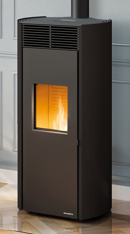 Palazzetti Clelia 12 Us Stufa Pellet Ermetica Aria Calda Ventilata Frontale Regolabile Potenza 12 Kw Rivestimento Acciaio Colore Nero Forma Circolare Uscita Fumi Coassiale Superiore Vetro Ceramico Braciere Ghisa Cassetto Cenere L59xP60xH122 cm