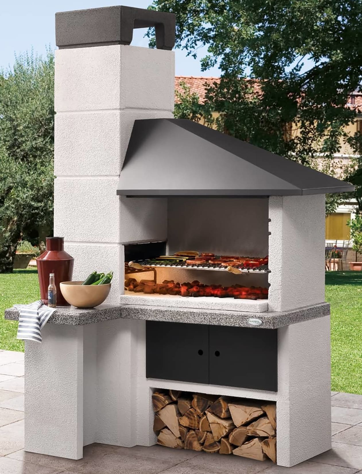 Palazzetti in Giardino Faro New Barbecue con Cappa in Metallo Antracite Legna Carboni Focolare Reversibile Grezzo Cemento Refrattario Top Marmotech Grigio Fuoco Griglia Cottura Braciere Portalegna Piano Lavoro Incluso di Kit di Montaggio 154x113 H237 cm