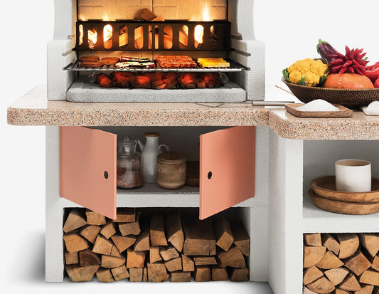 Palazzetti in Giardino Gallipoli 4 Barbecue Legna Carbonelle Focolare Rinforzato Cemento Refrattario Top Rosso Area Grill Cassetto Cenere Braciere Portalegna Griglia Cottura Sottocappa Metallica Piano Lavoro Incluso Antine Kit Montaggio 158x119 H253 cm