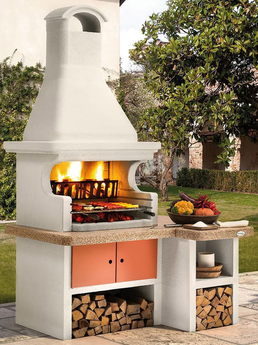 Palazzetti in Giardino Gallipoli 4 Barbecue Legna Carbonelle Focolare Rinforzato Cemento Refrattario Top Rosso Area Grill Cassetto Cenere Braciere Portalegna Griglia Cottura Sottocappa Metallica Piano Lavoro Incluso Antine Kit Montaggio 158x119 H253 cm