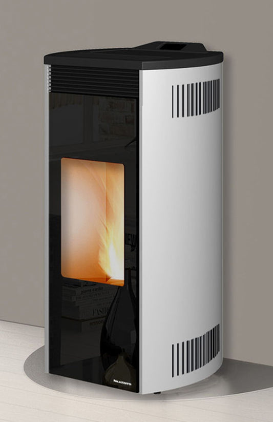 Palazzetti Giorgia 9 Stufa Pellet Aria Calda Ventilata Frontale Potenza 9 Kw Rivestimento Acciaio Colore Bianco Top Ghisa Uscita Fumi Posteriore Ventilatore Regolabile Pannello Digitale Controllo Sfioro Programma Fasce Orarie Scambiatore Braciere Cassetto