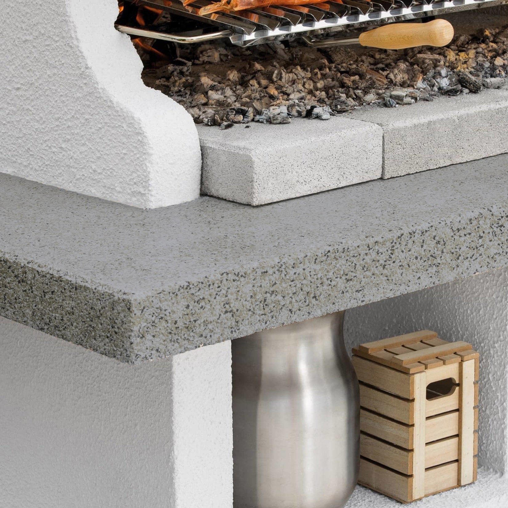 Palazzetti in Giardino Pianosa Barbecue Carbonelle Legna Struttura Cemento Refrattario Top Marmotech Grigio Da Verniciare Area Grill Piano Fuoco Braciere Portalegna Sottocappa Metallica Griglia Cottura Incluso Kit Verniciatura e Montaggio 140x90 H242 cm