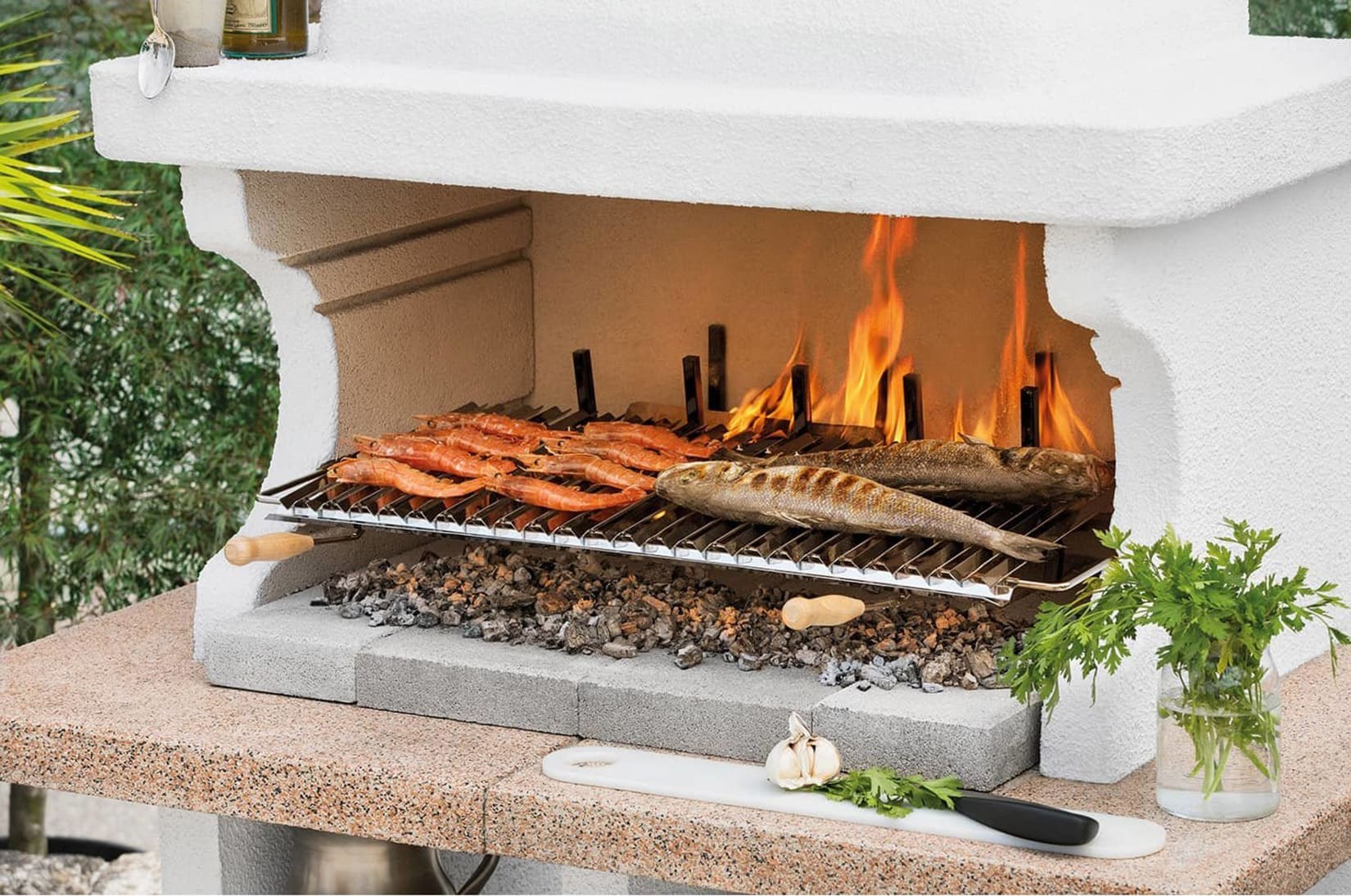 Palazzetti in Giardino Pianosa Barbecue Carbonelle Legna Struttura Cemento Refrattario Top Marmotech Rosso Da Verniciare Area Grill Piano Fuoco Braciere Portalegna Sottocappa Metallica Griglia Cottura Incluso Kit Verniciatura e Montaggio 140x90 H242 cm